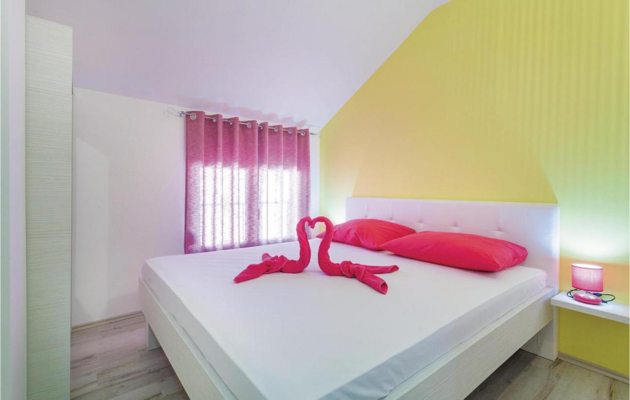 Lovely Apartment In Kastel Stafilic With Jacuzzi Kaštela Exterior foto