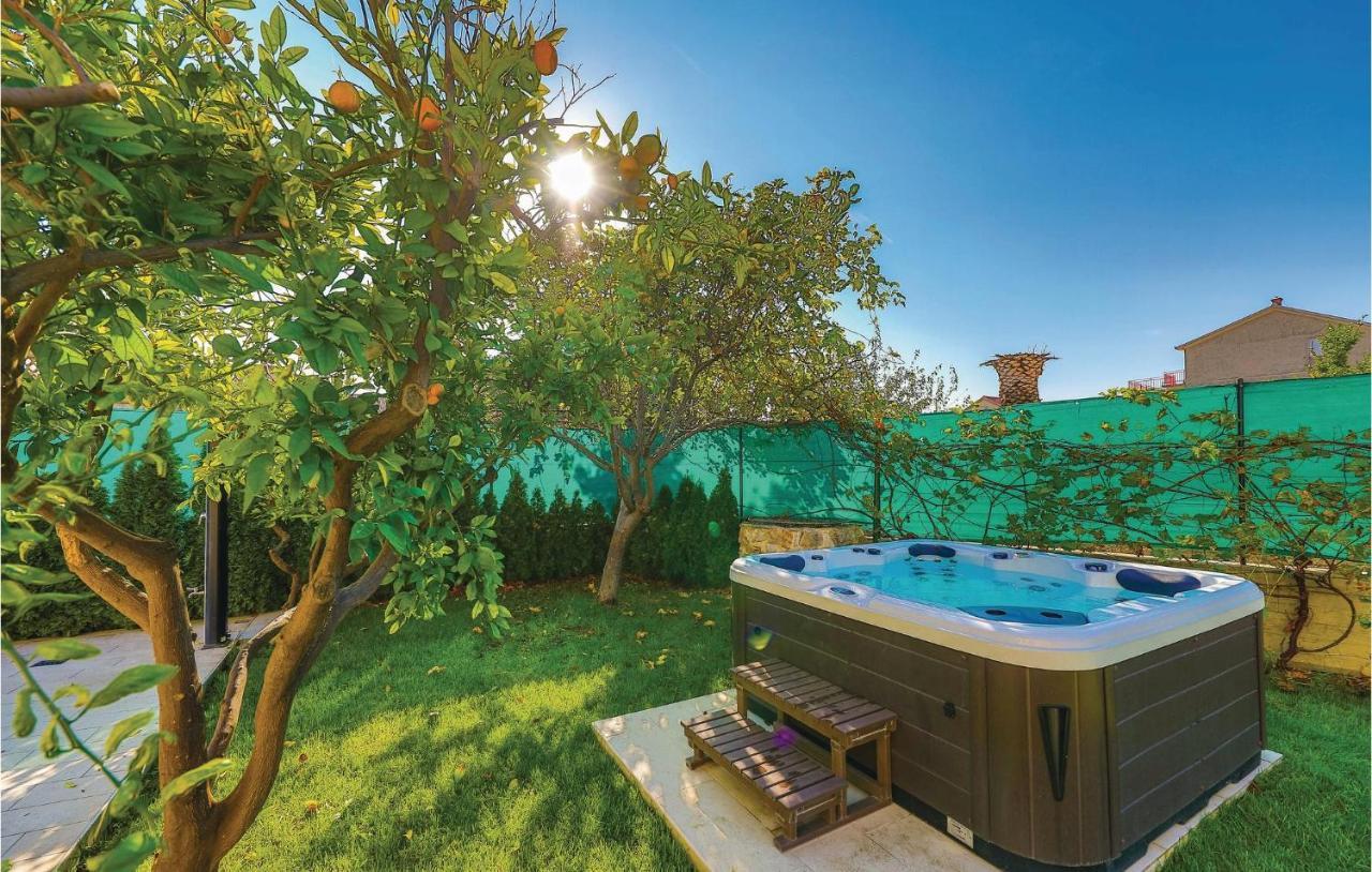 Lovely Apartment In Kastel Stafilic With Jacuzzi Kaštela Exterior foto